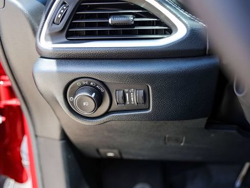 Used 2025 Chrysler Pacifica Select FWD image 18