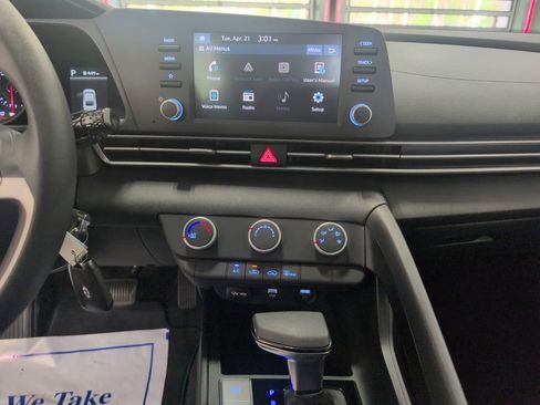 Used 2023 Hyundai Elantra SE w/ Cargo Package image 19