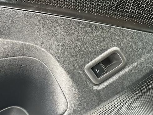 Used 2025 Volkswagen Tiguan SE R-Line image 25