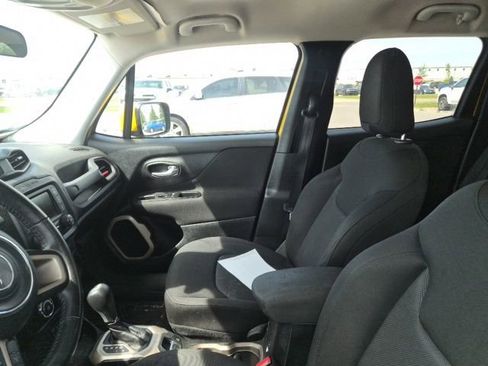 Used 2016 Jeep Renegade Latitude FWD image 10