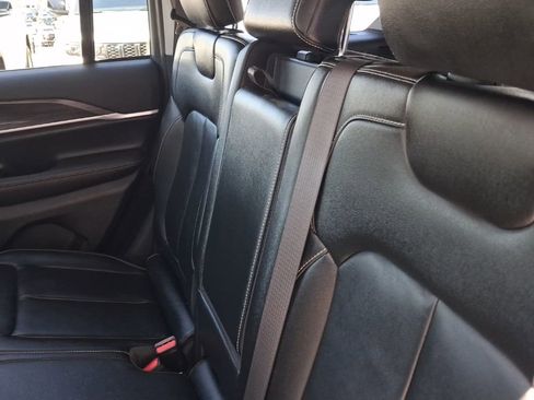 Certified 2023 Jeep Grand Cherokee Limited w/ Black Appearance Package AWD/4WD image 15