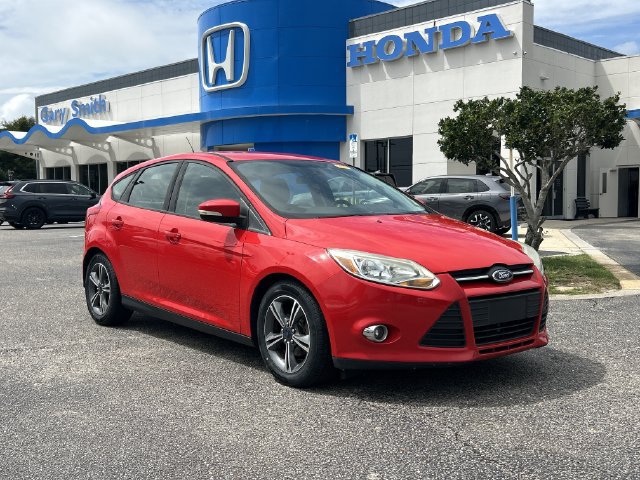 Used 2014 Ford Focus SE w/ SE Sport Package FWD image 2