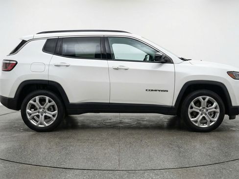 Used 2025 Jeep Compass Latitude image 11