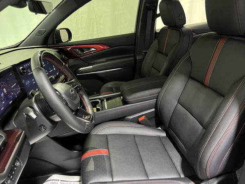 Certified 2025 Chevrolet Traverse RS w/ LPO, Floor Liner Package AWD/4WD image 18