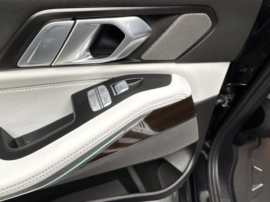 Used 2024 BMW X7 xDrive40i w/ M Sport Package AWD/4WD image 20