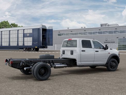 New 2026 RAM 5500 4x4 Crew Cab image 4