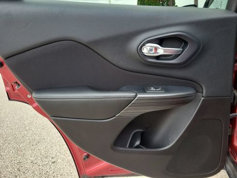 Used 2015 Jeep Cherokee Latitude FWD image 9