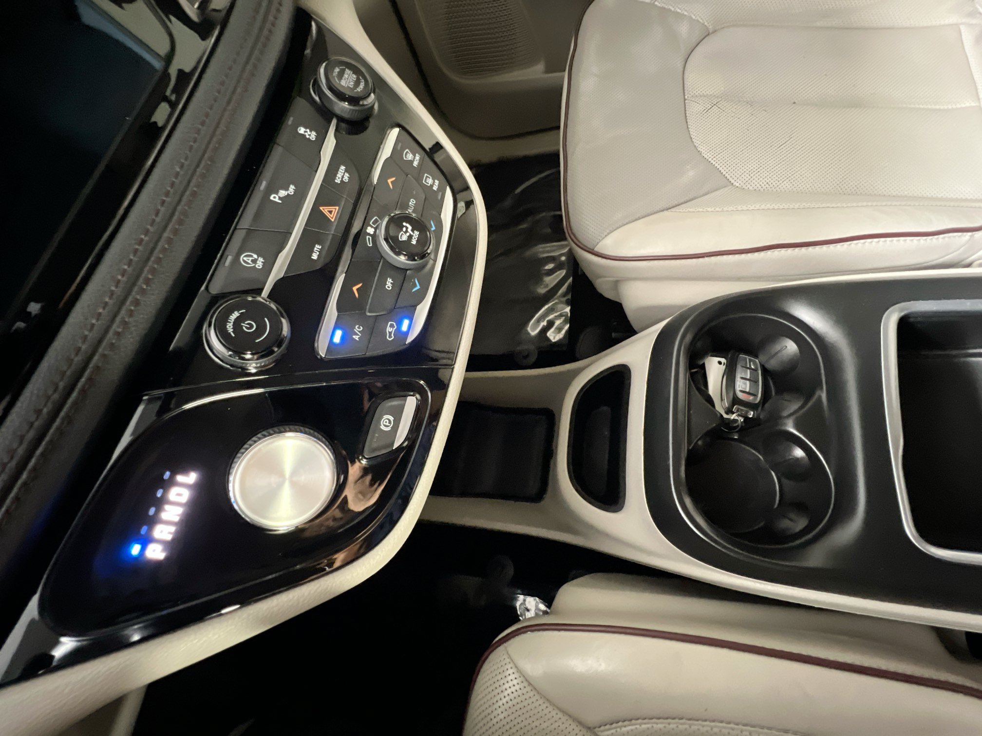 Used 2020 Chrysler Pacifica Limited FWD image 25