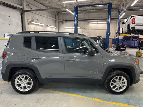 Used 2022 Jeep Renegade Latitude w/ Convenience Group AWD/4WD image 4