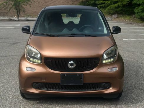 Used 2016 smart fortwo passion RWD image 2