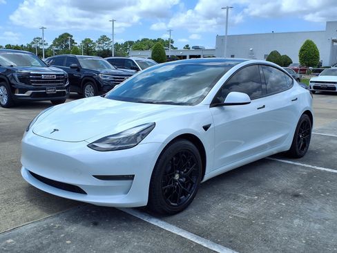 Used 2022 Tesla Model 3 Long Range AWD/4WD image 3