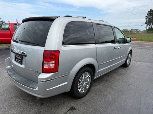 Used 2009 Chrysler Town & Country Limited w/ Entertainment Group #3 FWD image 5