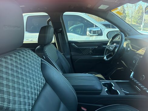 Used 2024 GMC Acadia Denali image 16