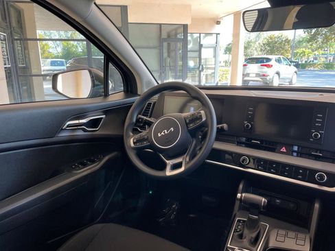 Used 2025 Kia Sportage LX image 29