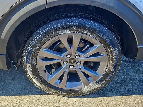 Used 2022 Ford Explorer XLT w/ Equipment Group 202A image 8