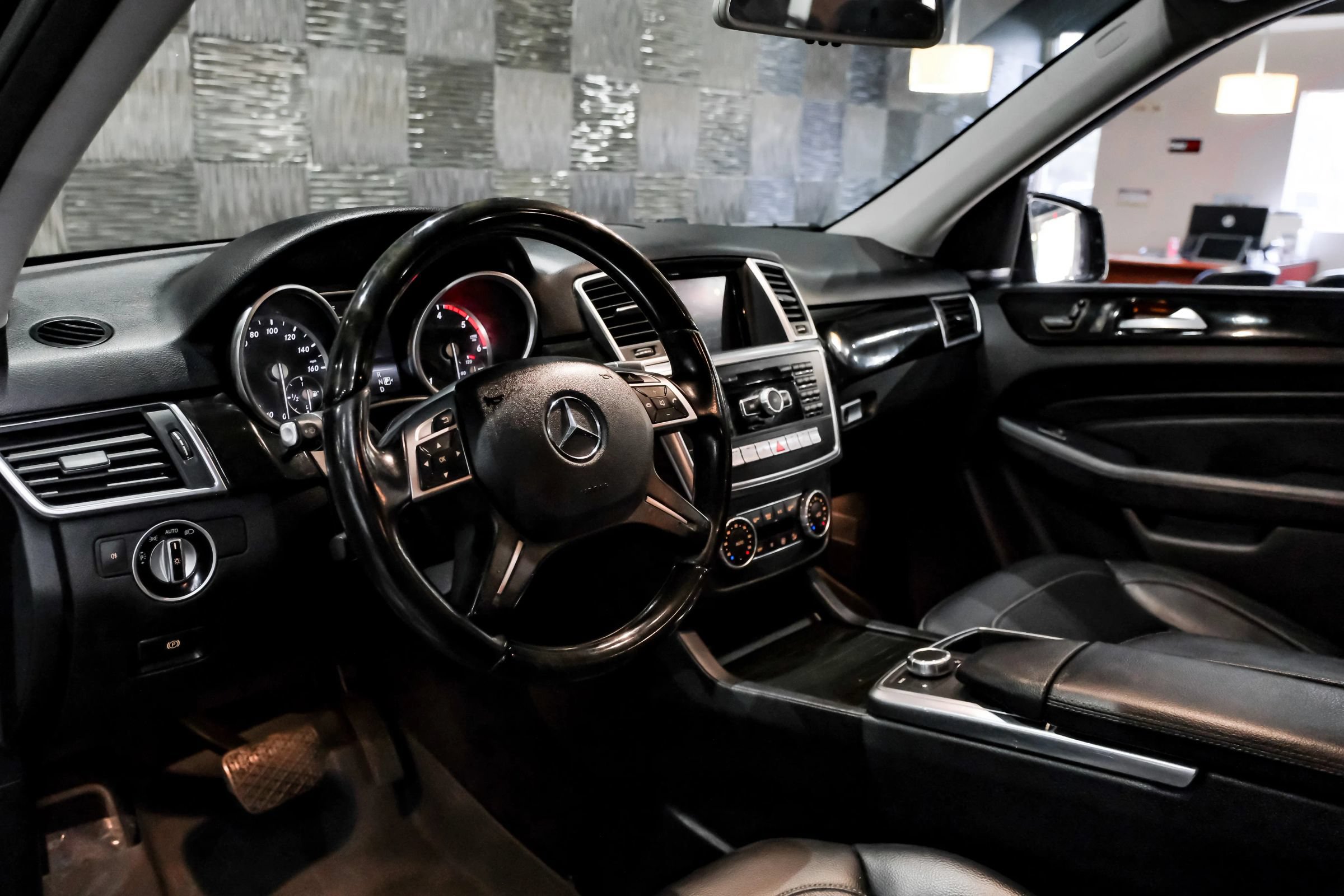 Used 2015 Mercedes-Benz ML 250 BlueTEC 4MATIC image 3
