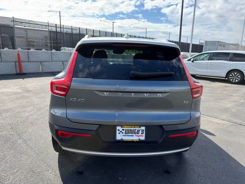 Used 2019 Volvo XC40 T4 Momentum image 6