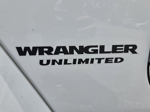 Used 2017 Jeep Wrangler Unlimited Rubicon AWD/4WD image 11