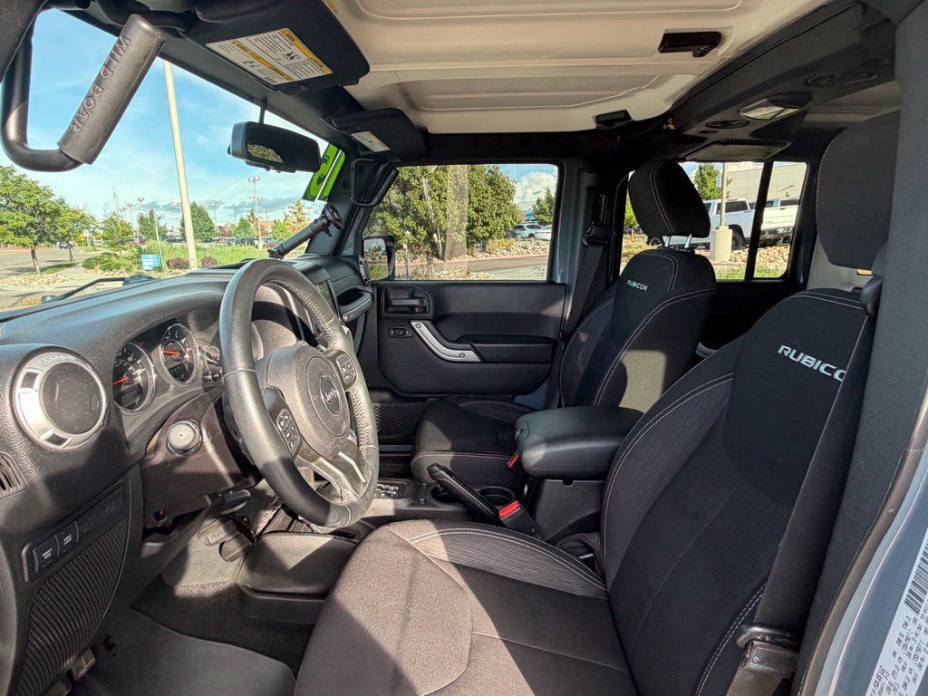 Used 2015 Jeep Wrangler Unlimited Rubicon w/ Connectivity Group AWD/4WD image 27