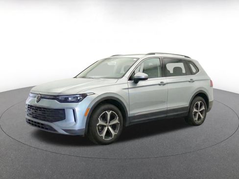 Used 2026 Volkswagen Tiguan SE AWD/4WD image 3
