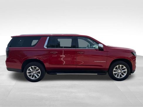 Used 2025 Chevrolet Suburban Premier w/ Sun And Tow Package AWD/4WD image 4