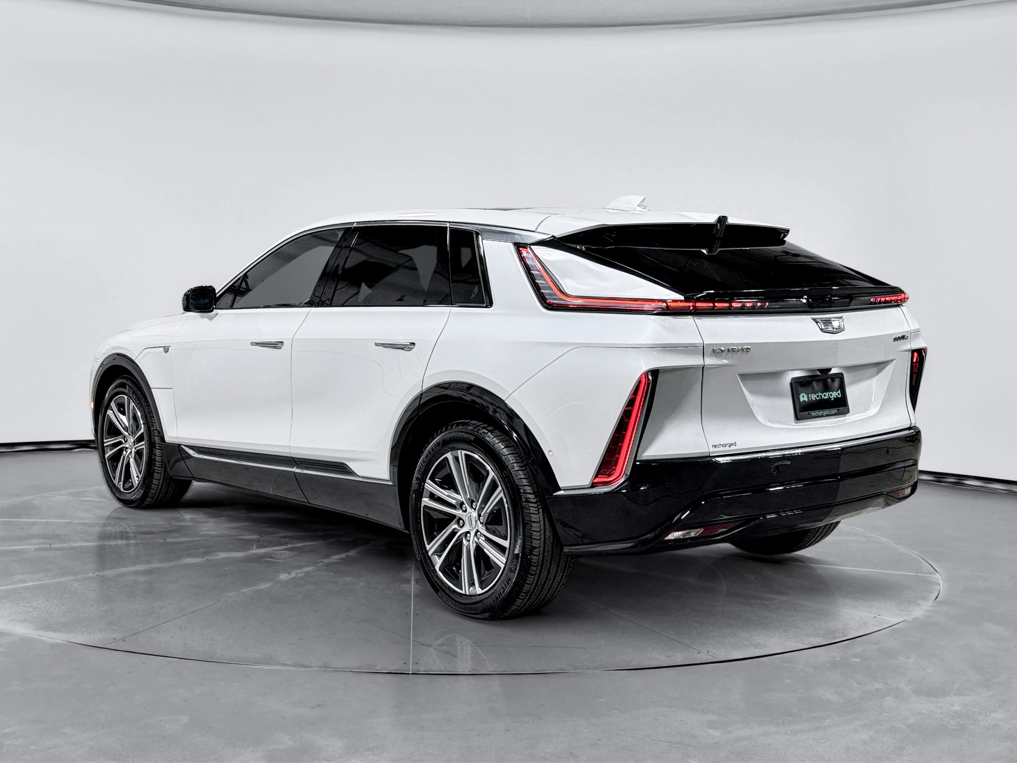 Used 2025 Cadillac Lyriq Luxury AWD/4WD image 2