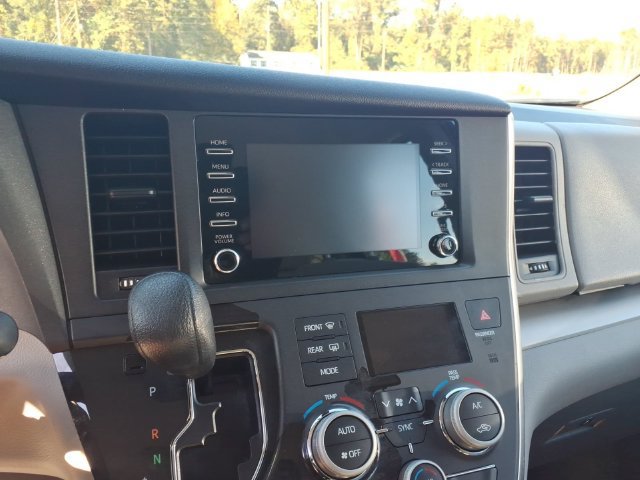 Used 2018 Toyota Sienna L FWD image 16
