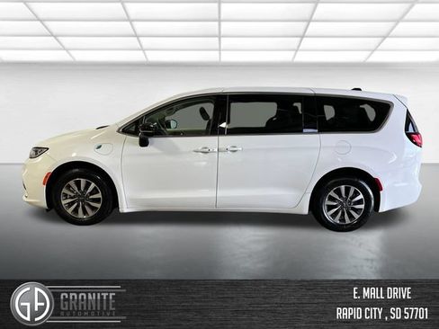 Used 2024 Chrysler Pacifica Limited FWD image 5