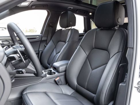 Certified 2026 Porsche Macan AWD/4WD image 5