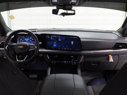 Used 2025 Chevrolet Suburban LS RWD image 32