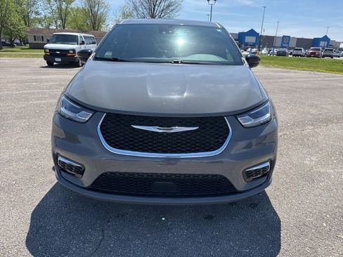 Used 2025 Chrysler Pacifica Select FWD image 4
