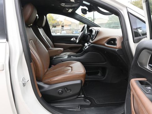 Used 2021 Chrysler Pacifica Limited w/ Uconnect Theater Family Group image 27