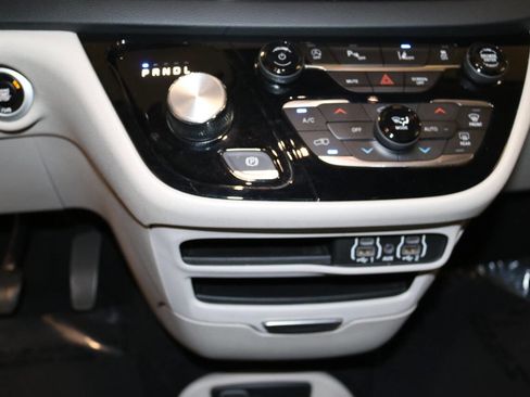 Used 2023 Chrysler Pacifica Touring-L image 80