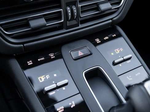 Certified 2026 Porsche Macan AWD/4WD image 26