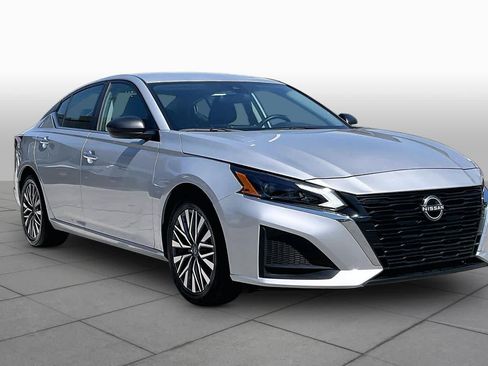 Used 2024 Nissan Altima 2.5 SV FWD image 3