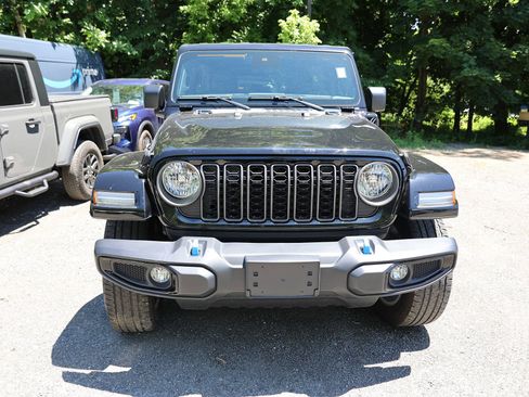 Used 2024 Jeep Wrangler Unlimited w/ Convenience Group AWD/4WD image 2