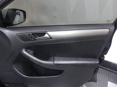 Used 2016 Volkswagen Jetta Sport image 17