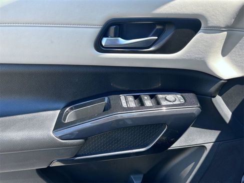 Used 2022 Nissan Pathfinder SV image 13