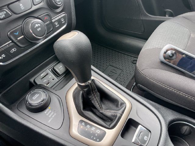 Used 2016 Jeep Cherokee Latitude w/ Cold Weather Group AWD/4WD image 13