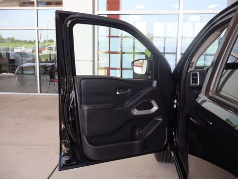 Used 2023 Nissan Frontier SV AWD/4WD image 12
