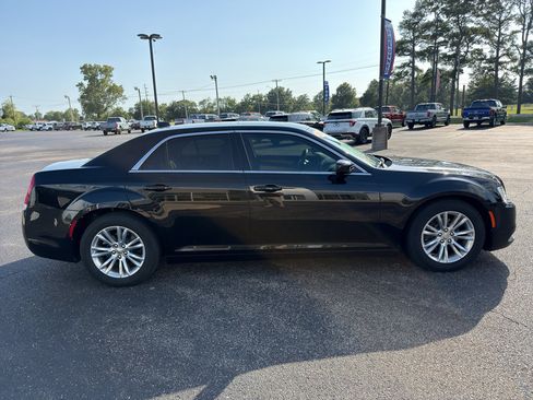 Used 2018 Chrysler 300 Touring L RWD image 5