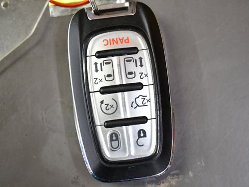 Used 2023 Chrysler Pacifica Touring-L FWD image 29