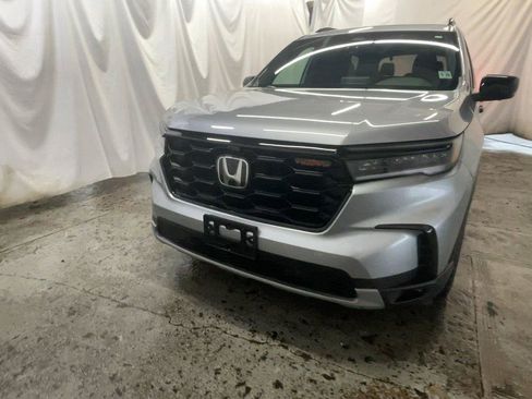 Used 2025 Honda Pilot TrailSport image 14