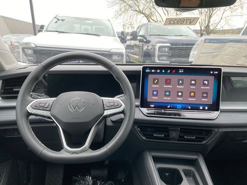 New 2025 Volkswagen Tiguan SE image 13
