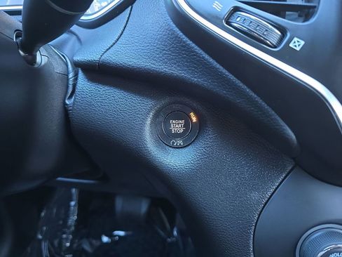 Used 2020 Jeep Cherokee Latitude Plus w/ Cold Weather Group image 18