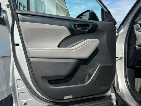 Used 2023 Toyota Highlander LE FWD image 21
