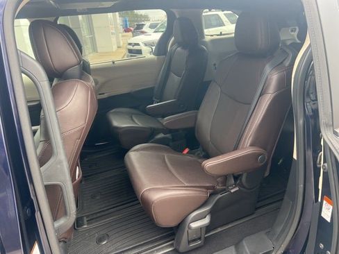 Used 2021 Toyota Sienna Platinum image 13