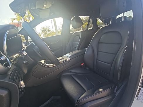 Used 2022 Mercedes-Benz GLC 300 4MATIC w/ Multimedia Package Lite image 21