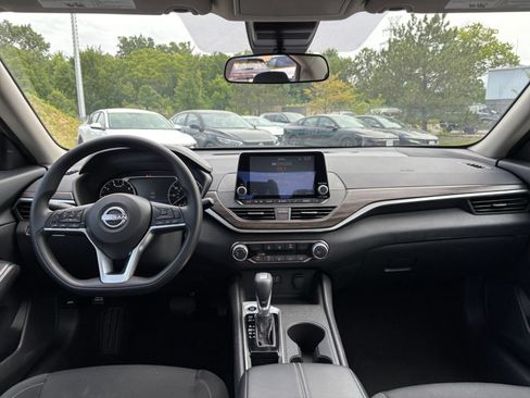 Used 2025 Nissan Altima 2.5 SV FWD image 33