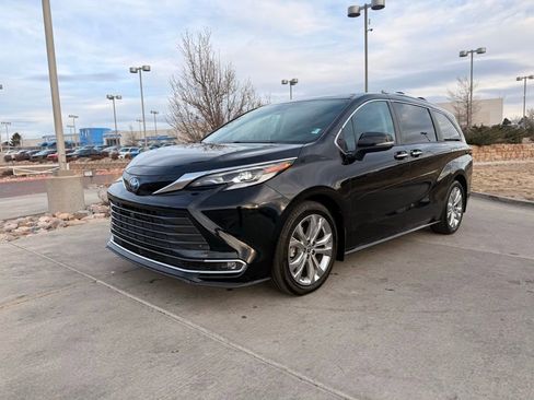 Used 2023 Toyota Sienna Platinum image 3